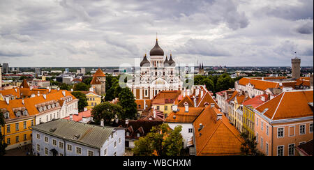 Splendida vista panoramica della città vecchia di Tallinn con la Cattedrale Alexander Nevsky Foto Stock