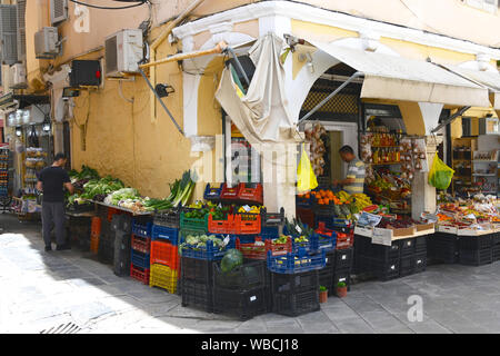 Fruttivendolo shop su un angolo nella città vecchia di Corfù (Corfu, Grecia Foto Stock