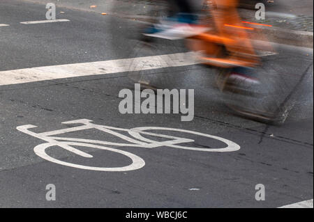 26 agosto 2019, Assia, Frankfurt/Main: Un ciclista viaggia lungo un percorso ciclabile nel centro della citta'. Una completa espansione delle piste ciclabili è attualmente in fase di discussione nella politica urbana. Foto: Lennart magazzino/dpa Foto Stock