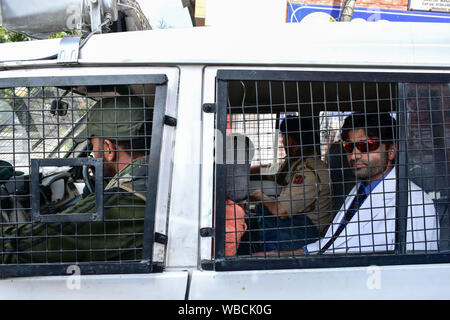 La questione del Kashmir, India. 26 Ago, 2019. Srinagar, India. 26 Ago, 2019. Un medico visto in un veicolo di polizia dopo che è stato arrestato dalla polizia per protestare contro la comunicazione blocade in Srinagar Kashmir. Un medico solitario protestava contro il farmaco anti-cancro penuria dovuta alla comunicazione blocco imposto dalle autorità post abrogazione dell'articolo-370 che offre un particolare stato di Jammu e Kashmir. Credito: SOPA Immagini limitata/Alamy Live News Credito: SOPA Immagini limitata/Alamy Live News Foto Stock