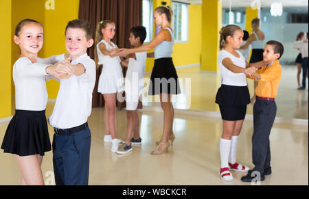 I bambini sono i balli valzer in classe. Foto Stock