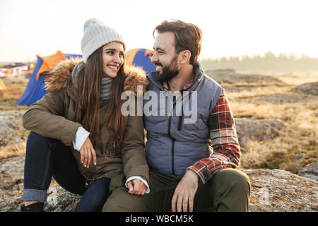 Foto di felice giovani amare giovane esterno con tenda in alternativa gratuita vacanza campeggio sulle montagne. Foto Stock