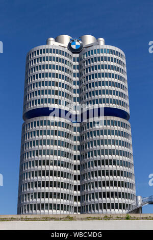 La BMW Tower presso la loro sede centrale a Monaco di Baviera, Germania. Foto Stock