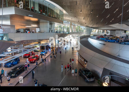 All'interno di BMW Welt, una mostra combinata, consegna, avventura, museo e luogo di ritrovo per eventi, situato accanto alla fabbrica BMW di Monaco di Baviera, Germania. Foto Stock