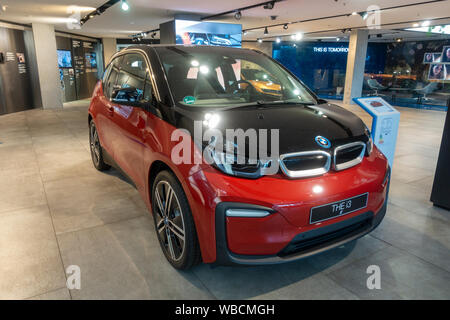 Una BMW i3 (2019) di un piccolo motore elettrico auto sul display in BMW Welt, una mostra combinata & Museum, accanto alla fabbrica BMW di Monaco di Baviera, Germania. Foto Stock