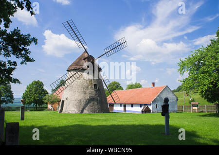 Il Museo della Tecnica di Brno conserva il tipo olandese mulino a vento a Kuzelov come il monumento culturale nazionale, Sud Regione della Moravia, Repubblica Ceca, Ju Foto Stock