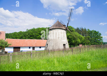 Il Museo della Tecnica di Brno conserva il tipo olandese mulino a vento a Kuzelov come il monumento culturale nazionale, Sud Regione della Moravia, Repubblica Ceca, Ju Foto Stock
