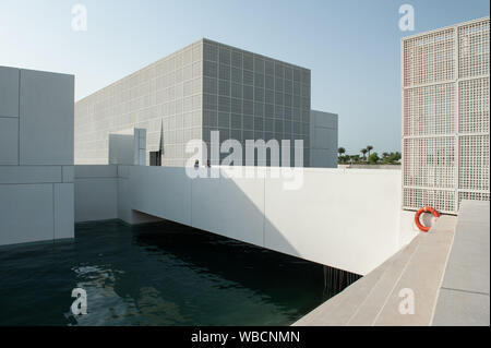 I turisti che visitano il Louvre Abu Dhabi, un arte e civiltà museo, situato ad Abu Dhabi, negli Emirati Arabi Uniti. Foto Stock