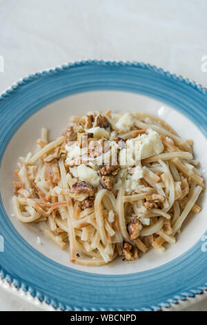 Bagno turco cibo fatto in casa a base di noodle / Eriste con formaggio e noci. Alimenti biologici. Foto Stock