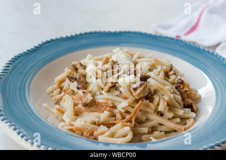 Bagno turco cibo fatto in casa a base di noodle / Eriste con formaggio e noci. Alimenti biologici. Foto Stock