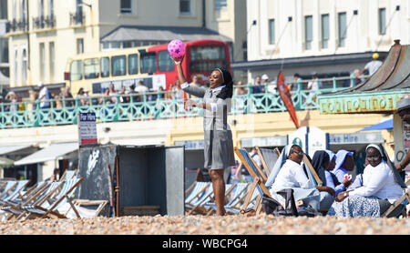 Brighton, Regno Unito. Il 26 agosto 2019. La spiaggia di Brighton è imballata su agosto lunedì festivo nel sole caldo come le temperature Volate in alto venti di nuovo . Ieri ha visto registrare temperature essendo impostati per un ferragosto a ovest di Londra . Credito : Simon Dack / Alamy Live News Foto Stock