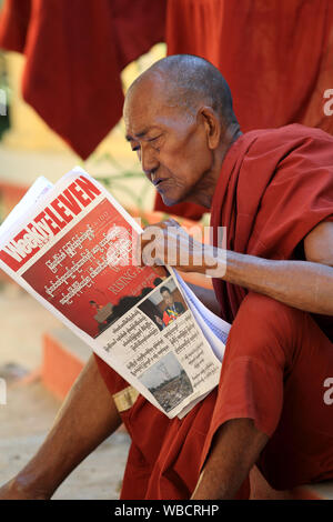 Birmano monaco buddista in Amarapura, Myanmar Foto Stock