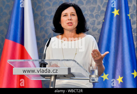 Praga, Repubblica Ceca. 26 Ago, 2019. Repubblica ceca Vera Jourova detto vorrebbe diventare CE Vice Presidente nel corso di una conferenza stampa tenutasi il 26 agosto 2019, a Praga, Repubblica Ceca. Lei avrà prima di colloqui formali con CE Presidente, Ursula von der Leyen il 28 agosto. Credito: Vit Simanek/CTK foto/Alamy Live News Foto Stock