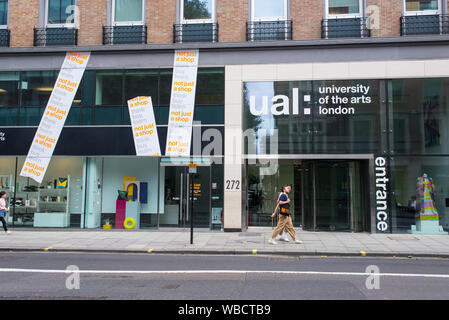 London, Regno Unito - Agosto 2019: Uomini giovane gli studenti in piedi davanti all'ingresso principale della ual, Università delle Arti di Londra, in High Holborn, Londra Foto Stock