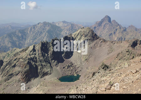 Lac de Cinto e Paglia Orba dal Monte Cinto sidepeak, Francia, Corsica Foto Stock