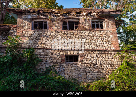 Antica pietra abbandonato casa di mattoni Foto Stock