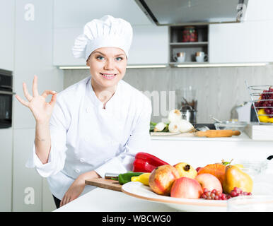 Ritratto di donna professionale chi è in posa di cucina presso la caffetteria. Foto Stock