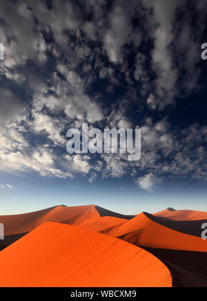 Red dune di sabbia con la luna piena, Sossusvlei, Namibia Foto Stock