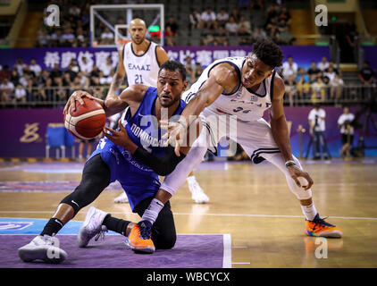 Suzhou, cinese della provincia di Jiangsu. 26 Ago, 2019. Giannis Antetokounmp (R) della Grecia con vies Sadiel Rojas della Repubblica Dominicana presso il 2019 Suzhou Basket Internazionale sfida a Suzhou, est cinese della provincia di Jiangsu, Agosto 26, 2019. Credito: Yang Lei/Xinhua/Alamy Live News Foto Stock