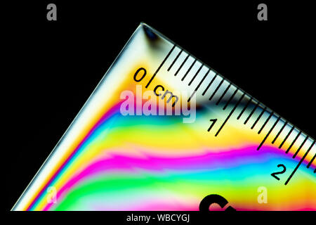 Croce immagine polarizzata della geometria di una squadra che mostra i colorati modelli di accentazione in plastica Foto Stock