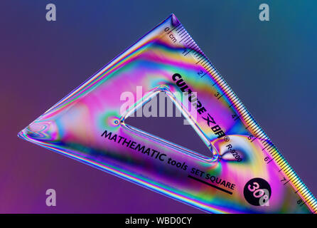 Croce immagine polarizzata della geometria di una squadra che mostra i colorati modelli di accentazione in plastica Foto Stock