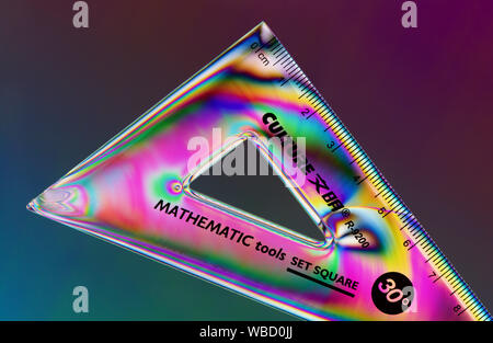 Croce immagine polarizzata della geometria di una squadra che mostra i colorati modelli di accentazione in plastica Foto Stock