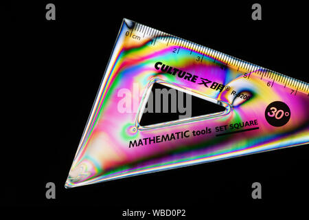 Croce immagine polarizzata della geometria di una squadra che mostra i colorati modelli di accentazione in plastica Foto Stock