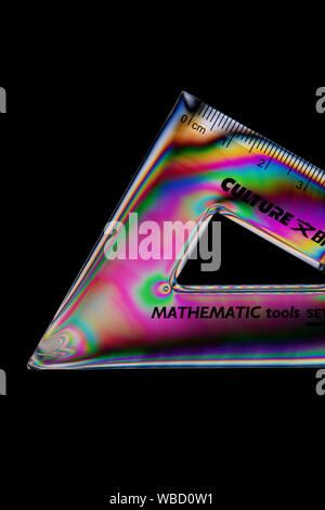 Croce immagine polarizzata della geometria di una squadra che mostra i colorati modelli di accentazione in plastica Foto Stock