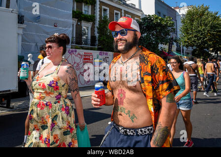 Londra, Regno Unito. Il 26 agosto 2019. I visitatori godere l'atmosfera intorno al gran finale Parade presso il carnevale di Notting Hill. Oltre un milione di festaioli sono attesi per visitare l'Europa il più grande partito di strada oltre il Bank Holiday Weekend in un popolare evento annuale che celebra la cultura dei Caraibi. Credito: Stephen Chung / Alamy Live News Foto Stock