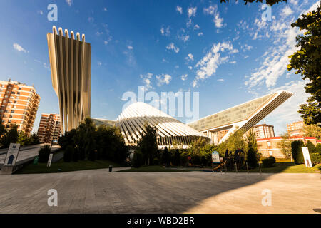 Oviedo, Spagna. Il Palacio de Congresos (Palazzo dei Congressi), progettato dall'architetto spagnolo Santiago Calatrava Foto Stock