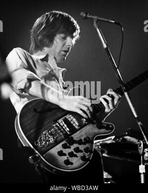 Phil Lesh dei Grateful Dead eseguendo a Copenhagen, in Danimarca, 1972 Foto Stock