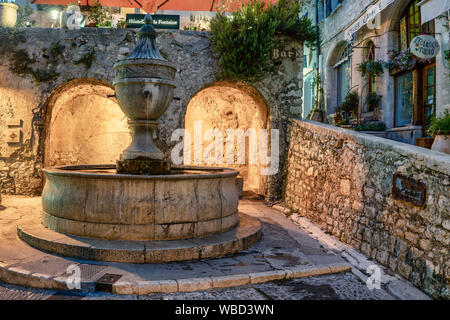 Fontana storica da1850 a Saint-Paul-de-Vence, Alpes-Maritimes, Provence-Alpes-Côte d'Azur, in Francia, in Europa Foto Stock
