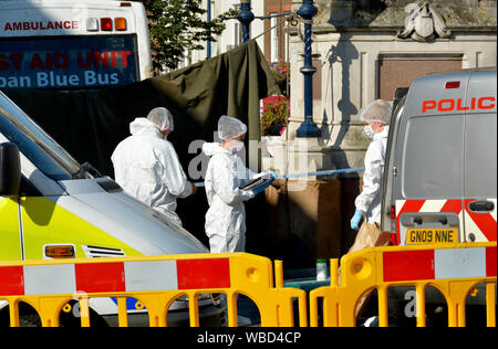 Maidstone, Kent, Regno Unito. Cordone di polizia fuori dal centro città di domenica mattina mentre i team forense indagare sulla scena di numerosi stabbings lo per tutta la notte. Foto Stock