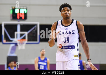 Suzhou, cinese della provincia di Jiangsu. 26 Ago, 2019. Giannis Antetokounmp della Grecia reagisce durante una partita la Repubblica Dominicana al 2019 Suzhou Basket Internazionale sfida a Suzhou, est cinese della provincia di Jiangsu, Agosto 26, 2019. Credito: Li Bo/Xinhua/Alamy Live News Foto Stock