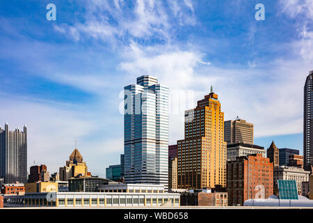 Pittsburgh city downtown highrise edifici aziendali, soleggiata giornata di primavera. In Pennsylvania, STATI UNITI D'AMERICA Foto Stock