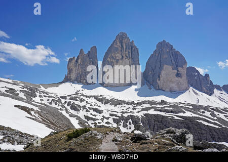 I picchi delle Tre Cime di Lavaredo, cielo blu e un sacco di neve, Dolomiti, Italia, Giugno Foto Stock