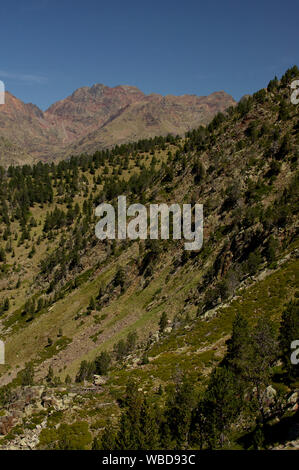 Una vista attraverso la Pica D'Estats, la montagna più alta dei Pirenei catalani con stazione meteo in primo piano Foto Stock