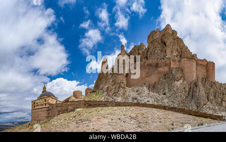 Turchia: vista di Eski Bayezid Cami, una moschea vicino alla famosa Ishak Pasha Palace, con l'antico castello di vecchi Beyazit sulla strada fino ai monti Foto Stock