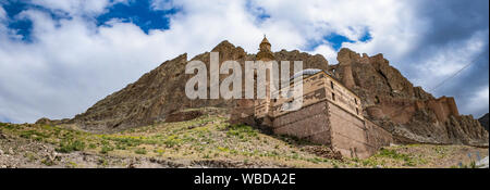 Turchia: vista di Eski Bayezid Cami, una moschea vicino alla famosa Ishak Pasha Palace, con l'antico castello di vecchi Beyazit sulla strada fino ai monti Foto Stock