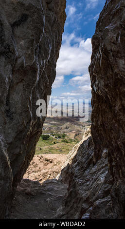 Turchia: la vista mozzafiato da una fessura nella roccia accanto all'antico castello di vecchi Beyazit, vicino Ishak Pasha Palace e Eski Bayezid Cami moschea Foto Stock