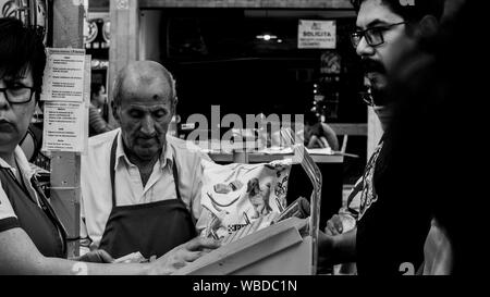 Senior uomo che lavora in un supermercato messicano come commesso in Queretaro Messico Foto Stock