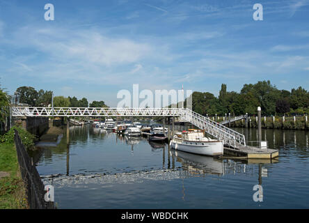 Le imbarcazioni private ormeggiato sul fiume Tamigi vicino a Teddington lock, a sud-ovest di Londra - Inghilterra Foto Stock