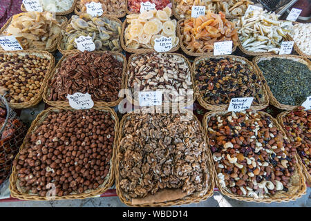Luogo di Richelmi, mercato di stallo del mercato , i dadi e frutta secca, Aix en Provence, Francia Foto Stock