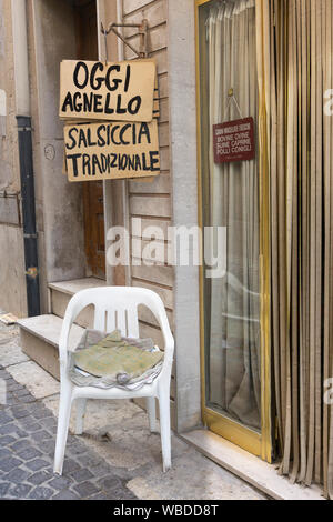 Segni al di fuori di un negozio di macellaio pubblicità, Agnello oggi e salsiccia tradizionale, nel centro storico della città di Noto nel sud est della Sicilia. Italia Foto Stock
