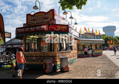 Falcon Heights, MN - Agosto 25, 2019: i fornitori di prodotti alimentari presso la Minnesota State Fair includono Ollies frittelle di granchio e quesadilla Junction Foto Stock