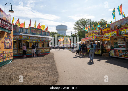 Falcon Heights, MN - Agosto 25, 2019: i fornitori di prodotti alimentari presso la Minnesota State Fair includono cagliata di formaggio e quesadilla Junction Foto Stock