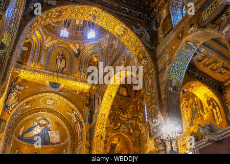 Xii secolo mosaici decorare l interno della cappella Palantine nel Palazzo dei Normanni, Palermo Centrale. Sicilia. Foto Stock