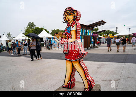 Falcon Heights, MN - Agosto 25, 2019: La Betty Crocker piatto caldo statua all'estremità ovest Ingresso del Minnesota State Fair Foto Stock