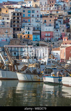 Barche da pesca in porto a Sciacca in Southerm Sicilia, Italia. Foto Stock