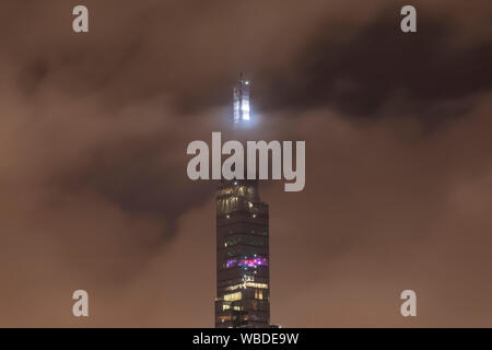 Notte Tempo che mostra la parte superiore del Landmark Building, edificio più alto in S Asia Orientale a quattro e cento sessanta metri oscurate dal cloud Foto Stock